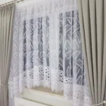 Elegancka firana z haftem oraz gipiurą uszyta w łuk 400x180cm