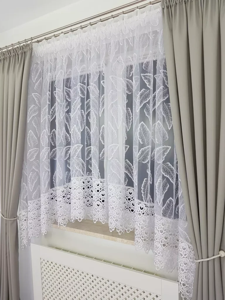 Elegancka firana z haftem oraz gipiurą uszyta w łuk 400x180cm