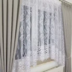 Elegancka firana z haftem oraz gipiurą uszyta w łuk 400x180cm