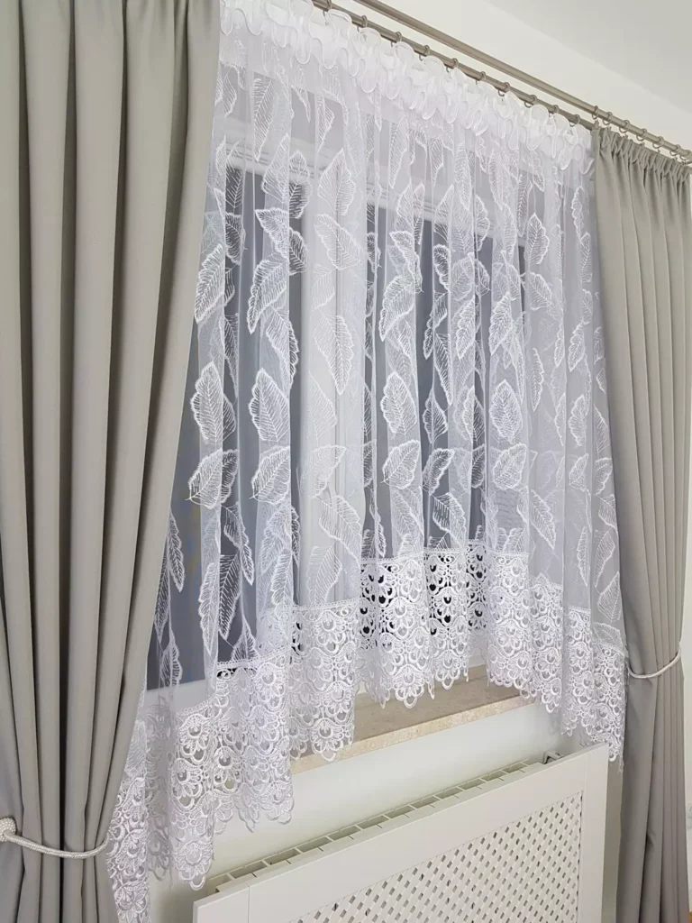 Elegancka firana z haftem oraz gipiurą uszyta w łuk 400x180cm
