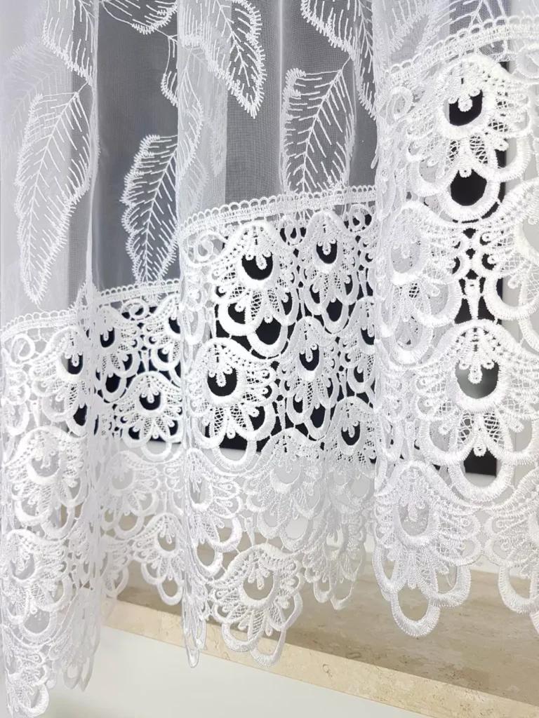 Elegancka firana z haftem oraz gipiurą uszyta w łuk 400x180cm