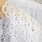 Elegancka firana z haftem oraz gipiurą uszyta w łuk 400x180cm