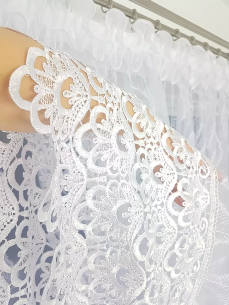 Elegancka firana z haftem oraz gipiurą uszyta w łuk 400x180cm