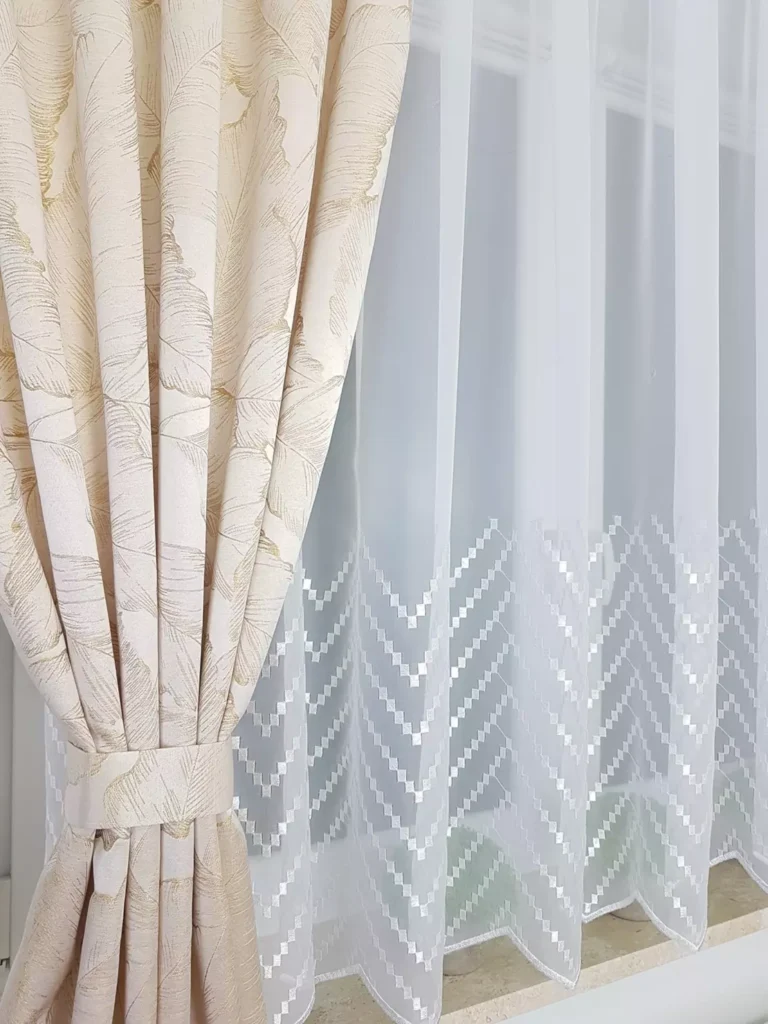 Firana z zasłonami, ozdobiona haftem