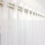 Długa firana z woalu zdobiona haftem