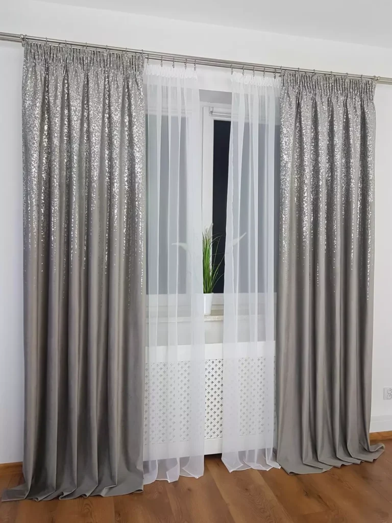 Zasłona welurowa w kolorze szarym zdobiona srebrnym deszczykiem