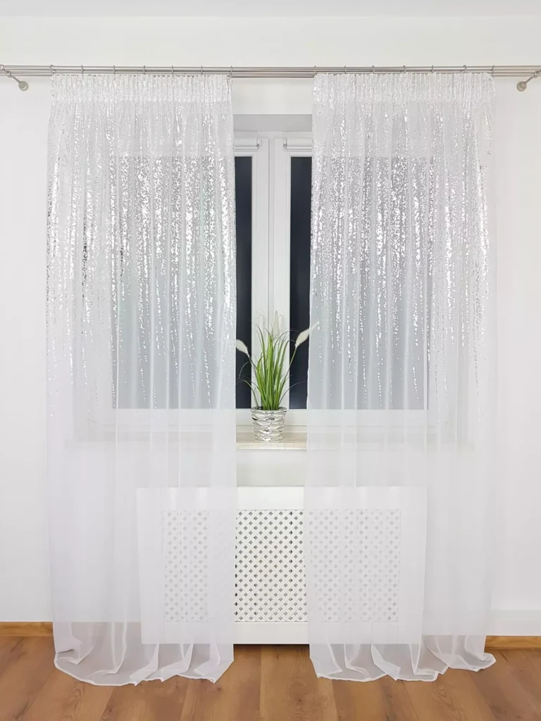 Firana z woalu ze srebrnym wzorem 250cm