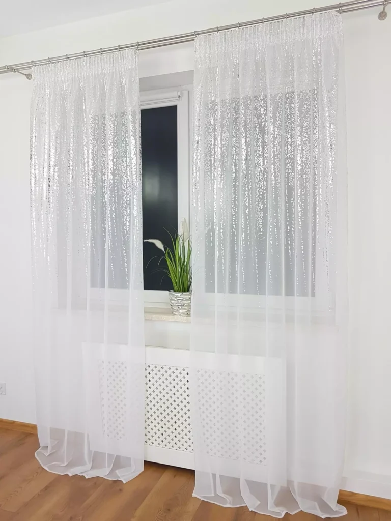 Firana z woalu ze srebrnym wzorem 250cm