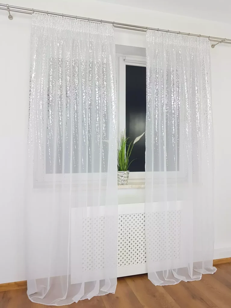Firana z woalu ze srebrnym wzorem 250cm