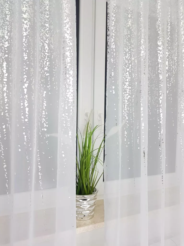 Firana z woalu ze srebrnym wzorem 250cm