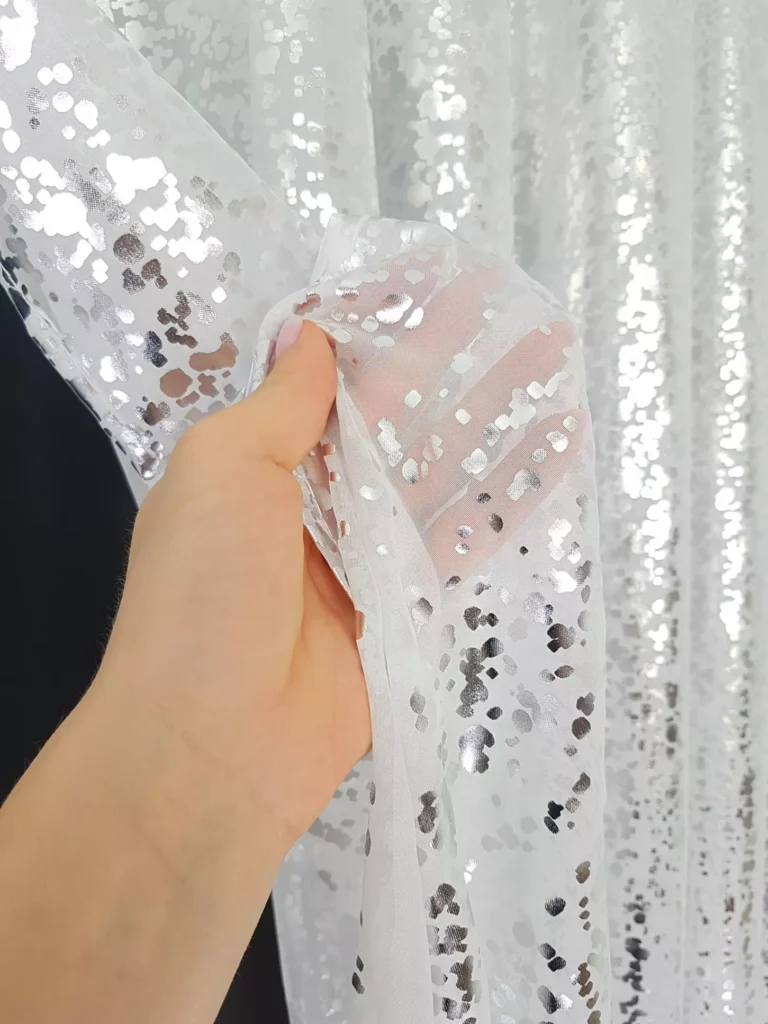 Firana z woalu ze srebrnym wzorem 250cm