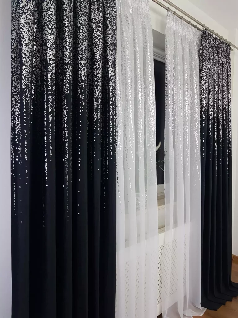 Firana z woalu ze srebrnym wzorem 250cm