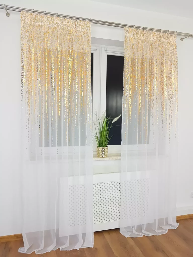 Firana z woalu ze złotym wzorem 250cm