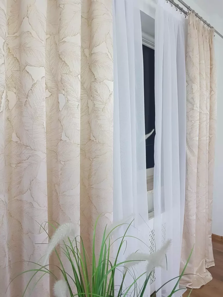Zasłona dekoracyjna z motywem liści - kremowa