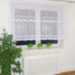 Krótka firana z siateczki zdobiona podwójną gipiurą