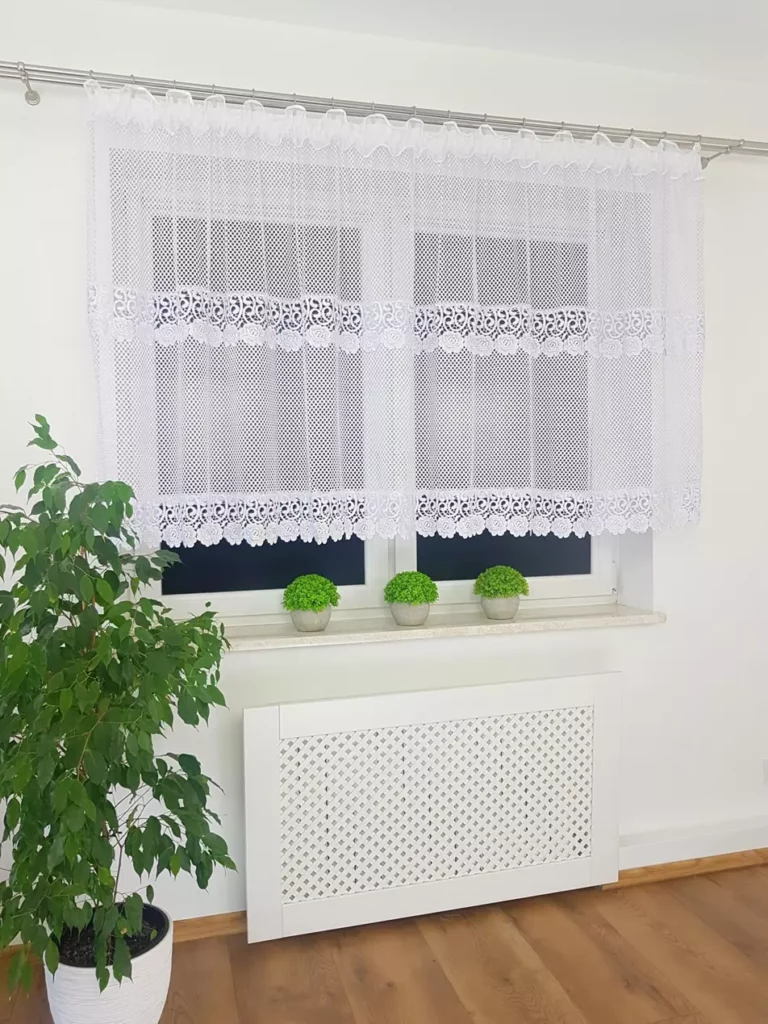 Krótka firana z siateczki zdobiona podwójną gipiurą
