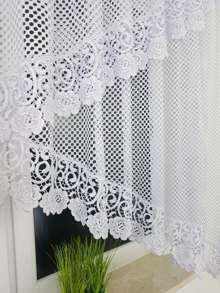 Dwuwarstwowa firana z siateczki i gipiury