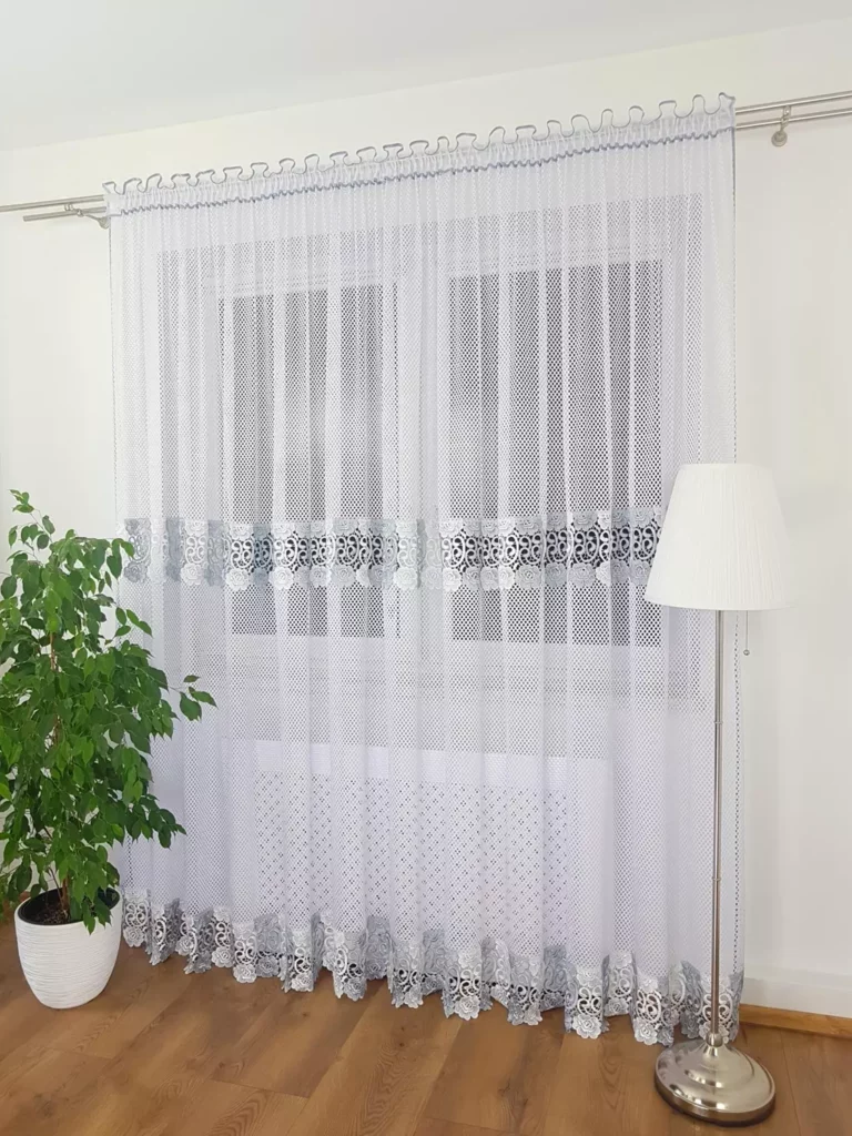 Długa firana z podwójną gipiurą 400cm x 250cm