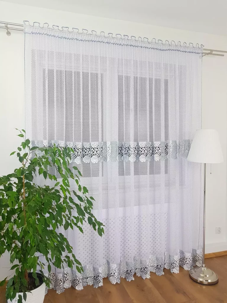 Długa firana z podwójną gipiurą 400cm x 250cm