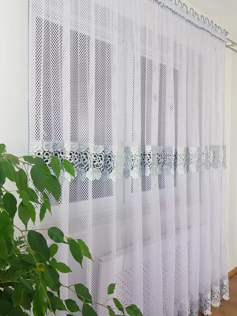 Długa firana z podwójną gipiurą 400cm x 250cm