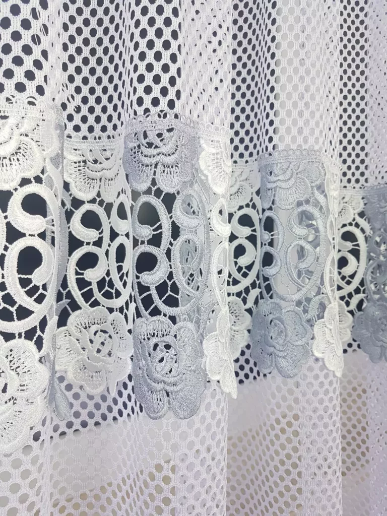 Długa firana z podwójną gipiurą 400cm x 250cm