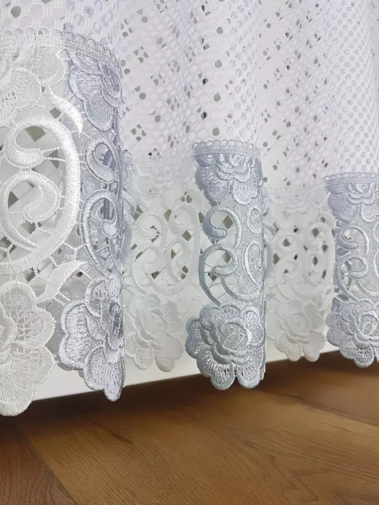 Długa firana z podwójną gipiurą 400cm x 250cm