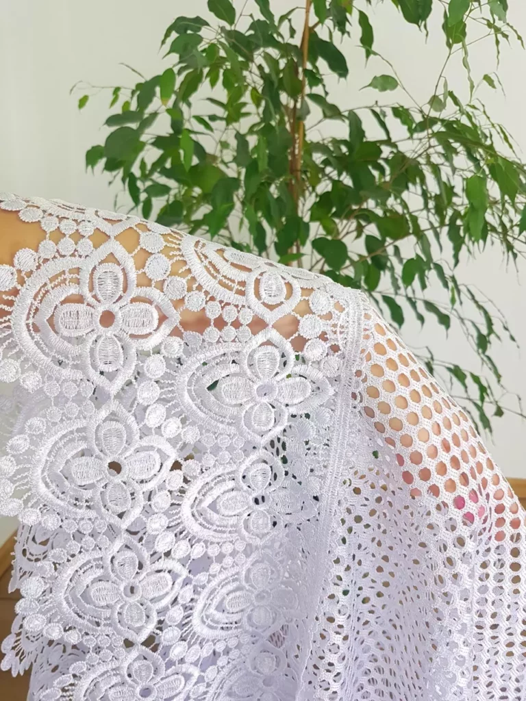 Długa firana z podwójną gipiurą biała 400cm x 250cm
