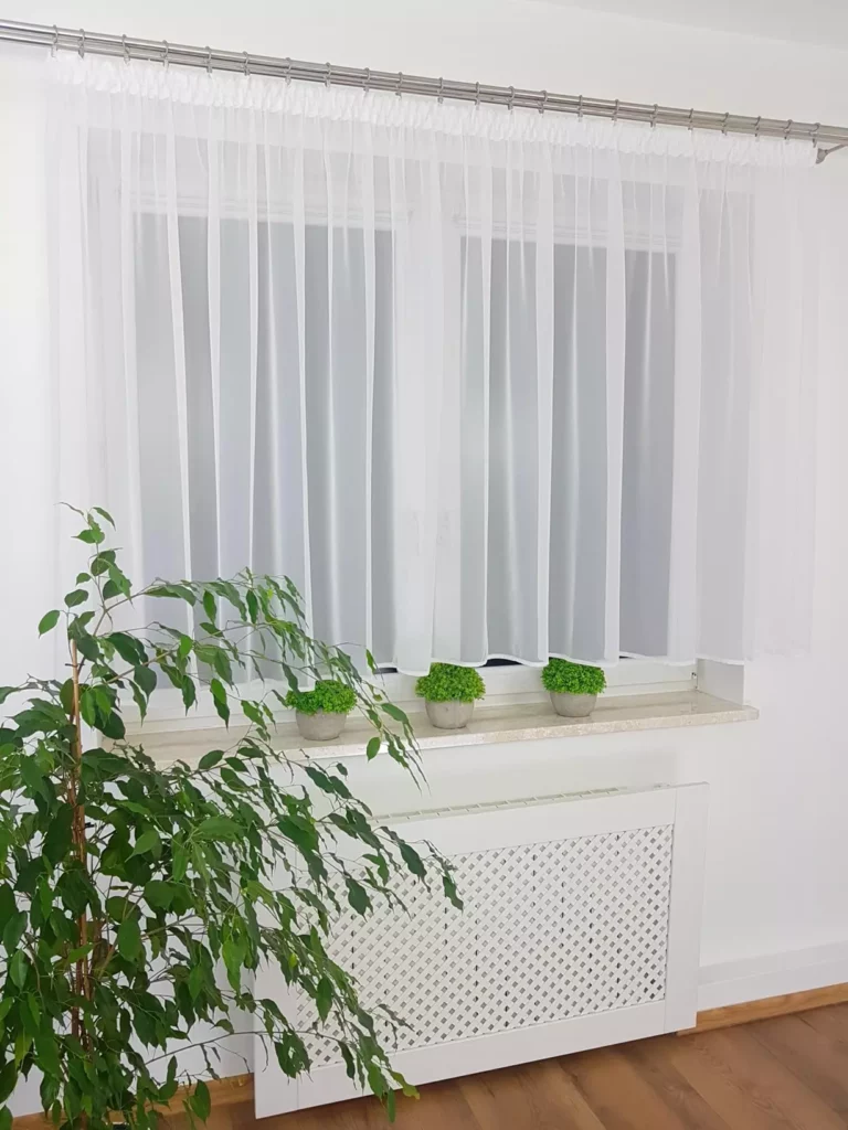 Krótka firana z woalu 400x130cm