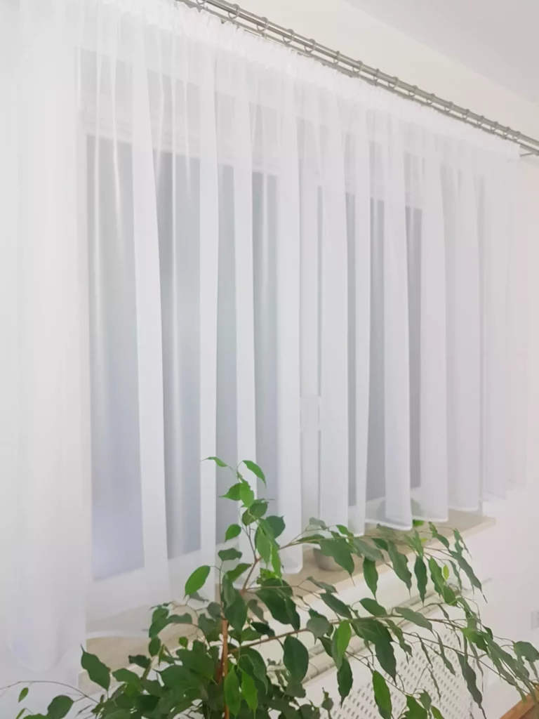 Krótka firana z woalu 400x130cm