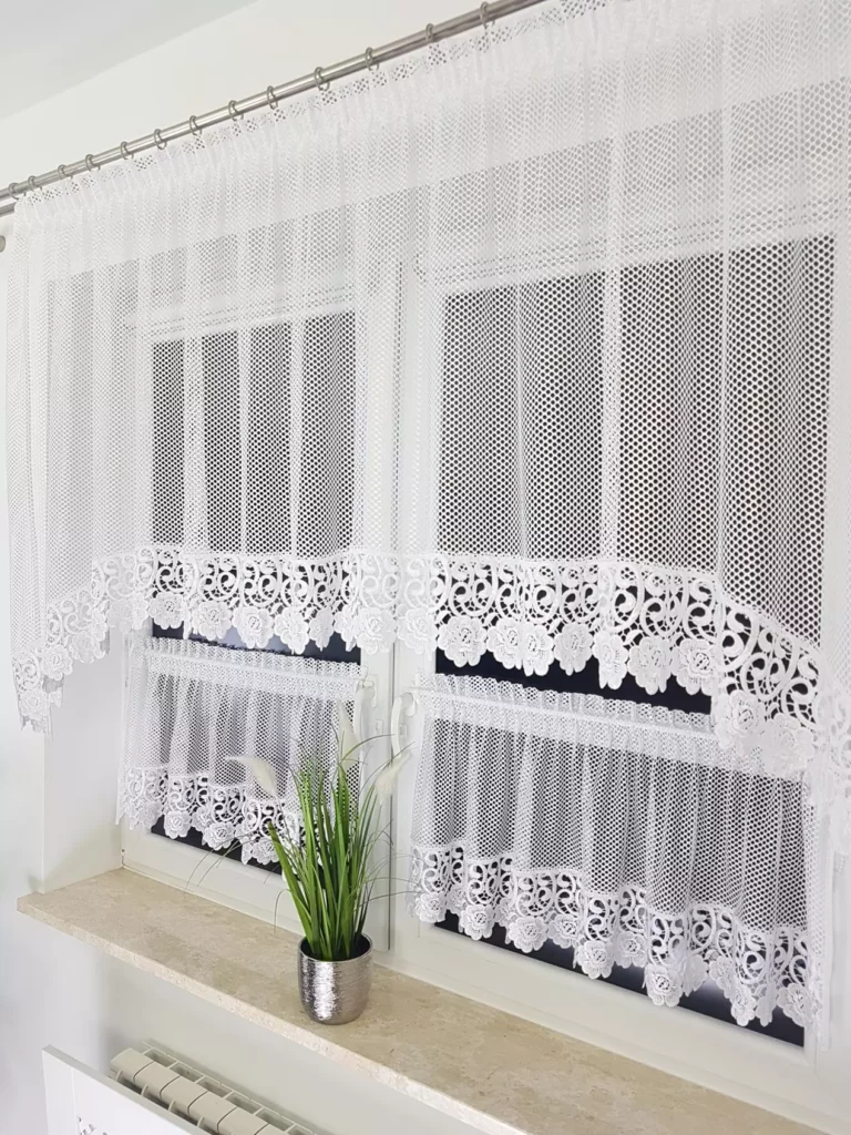 Firanka do kuchni z zazdrostkami gipiura w kwiaty