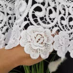 Firanka do kuchni z zazdrostkami gipiura w kwiaty