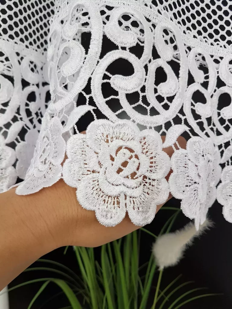 Firanka do kuchni z zazdrostkami gipiura w kwiaty