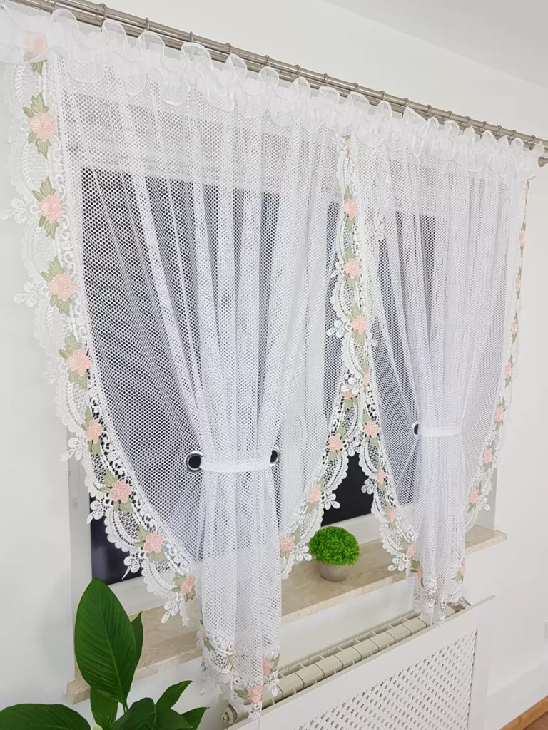 Firana gotowa w kółeczka zdobiona gipiurą 400x160cm