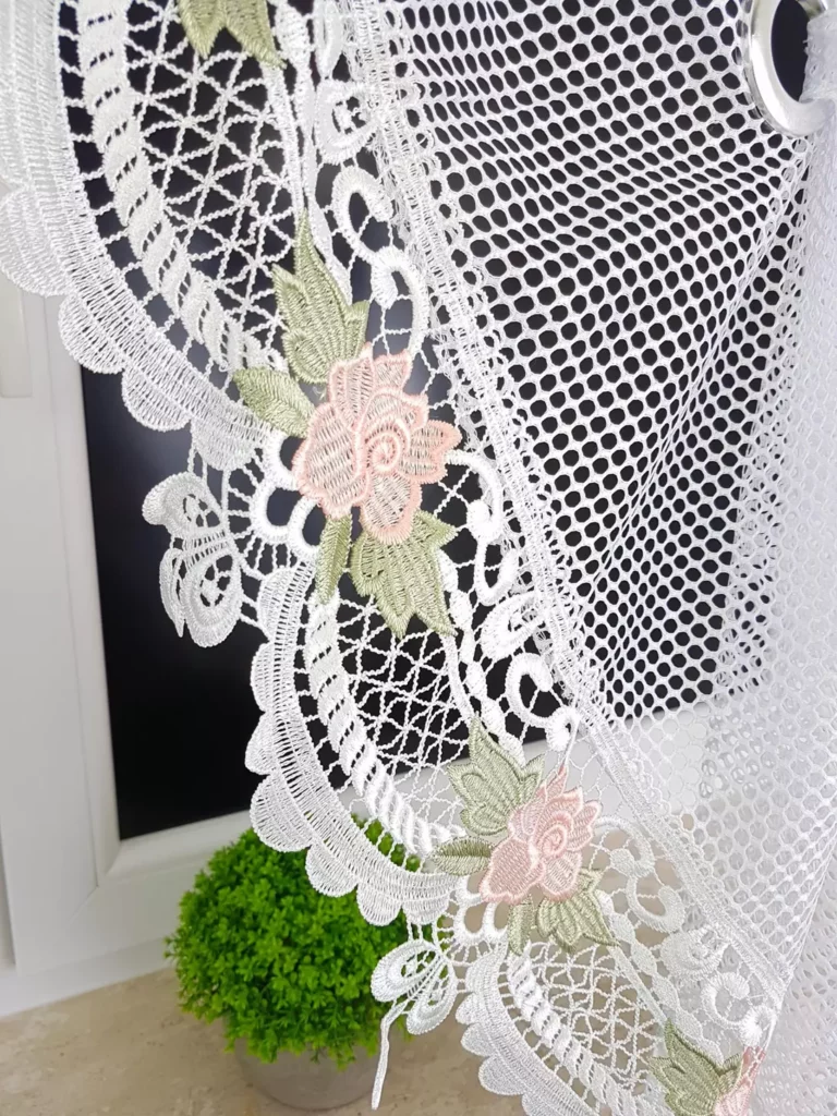 Firana gotowa w kółeczka zdobiona gipiurą 400x160cm
