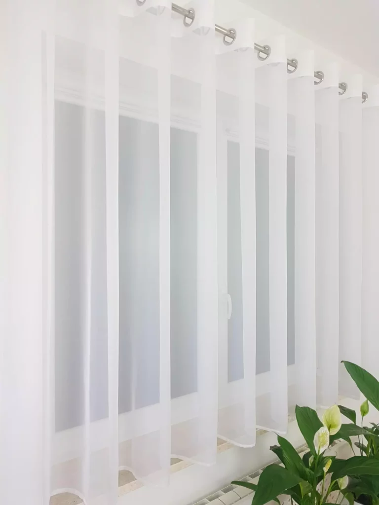 Firana gotowa z woalu na przelotkach 400x150cm