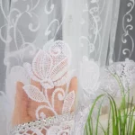 Firana z pięknej markizety oraz gipiury i cyrkonii uszyta w łuk