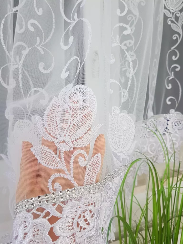 Firana z pięknej markizety oraz gipiury i cyrkonii uszyta w łuk