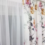 Firana z zasłonami, różowe piwonie