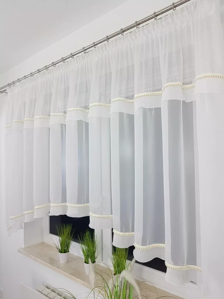 Firana gotowa z koralikami oraz falbaną
