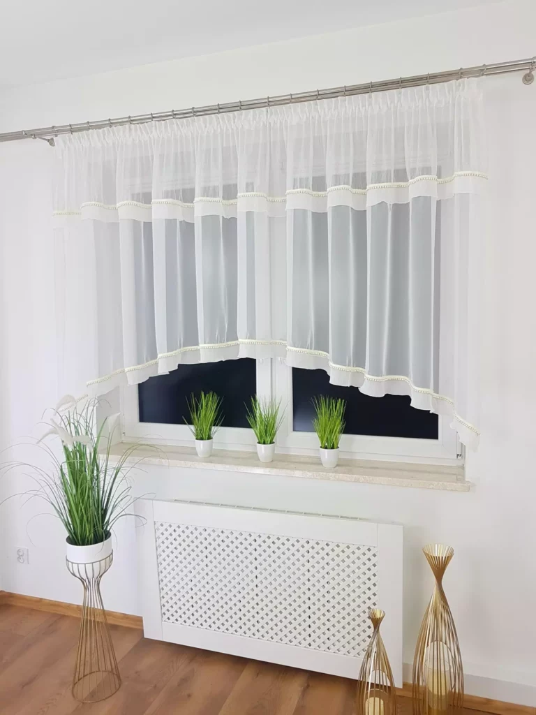 Firana gotowa z koralikami oraz falbaną