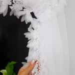 Firana gotowa z woalu zdobiona gipiurą oraz listkami