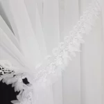 Firana gotowa z woalu zdobiona gipiurą oraz listkami