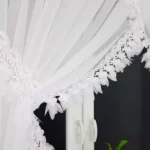 Firana gotowa z woalu zdobiona gipiurą oraz listkami