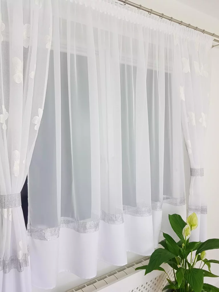 Biała firana z haftem 400x160 cm