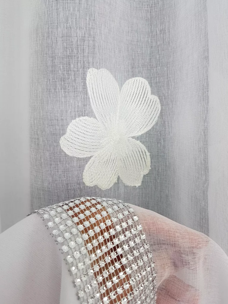 Biała firana z haftem 400x160 cm