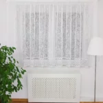 Modna firanka z żakardu zdobiona gipiurą