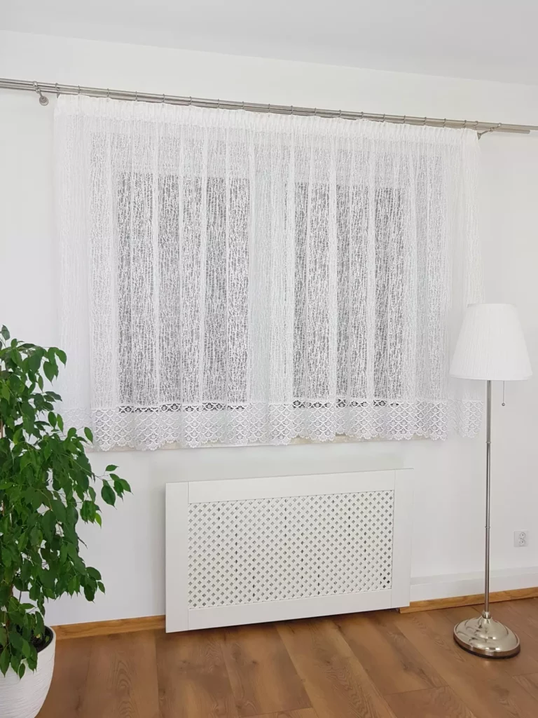 Modna firanka z żakardu zdobiona gipiurą