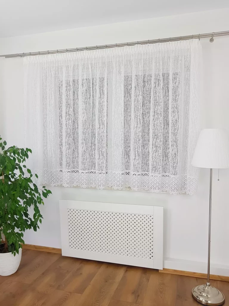 Modna firanka z żakardu zdobiona gipiurą