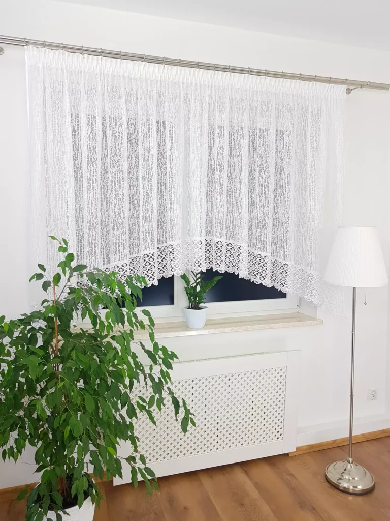 Modna firanka z żakardu zdobiona gipiurą, uszyta w łuk
