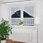 Firana z zazdrostkami zdobiona subtelną gipiurą